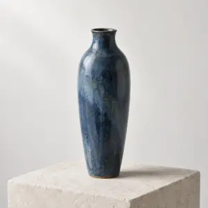 Vase Sillage bleu en céramique, émail bleu — visuel généré