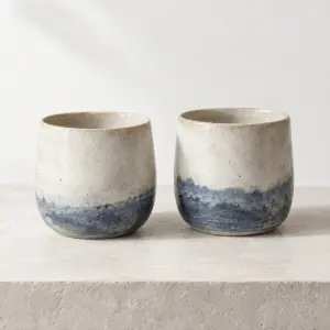 Deux tasses Source en céramique — visuel généré