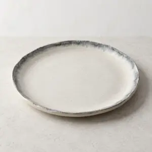 Assiette Rivage en céramique claire — visuel généré
